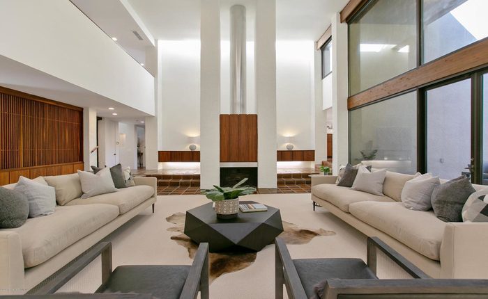 Living room of Pasadena Modern Home by Buff & Hensman