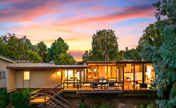 Twilight view of the South Pasadena Mid Century Modern home by Miller Fong