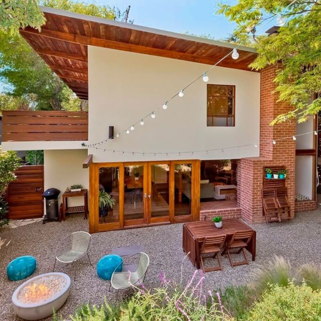 Whole Lotta Livin’! Post and beam construction, open living spaces and a connection to the outdoors, make this Mid Century Modern the perfect home for enjoying the southern California lifestyle. With floor-to-ceiling glass and a magical backyard perfect for entertaining, there is a whole lot to love about this stylish property. Located up a private drive in Beverly Glen, between Bel-Air and Beverly Hills; just minutes from shops, restaurants and all LA has to offer. Link in our bio.⁠
.⁠
.⁠
.⁠
Contact Beyond Shelter for a private showing of this classic property and be in by summer! ⁠
.⁠
Listed by Kristin Kanjo⁠